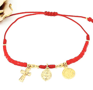 Adjustable thread bracelet with crystals in cubes, cross, medal of St. Benedict and medal of the Sacred Heart, and balls in gold plate. Red